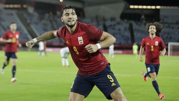 Rafa Mir celebra uno de sus tres goles contra Costa de Marfil.