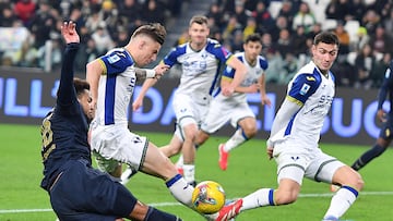 TURIN (Italy), 03/03/2025.- Juventus' Weston McKennie (L) and Hellas Verona's Marco Faraoni in action during the Italian Serie A soccer match between Juventus FC and Hellas Verona FC at the Allianz Stadium in Turin, Italy, 03 March 2025. (Italia) EFE/EPA/ALESSANDRO DI MARCO