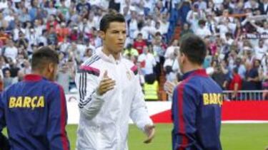 Cristiano, entre Neymar y Messi. Los tres son finalistas al Balón de Oro 2015.