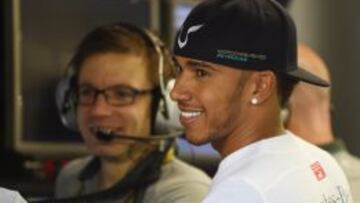 Lewis Hamilton sonríe en su box durante la sesión de libres.