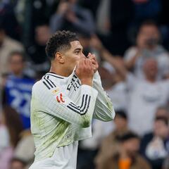 Bellingham, gol y asistencia, se va muy mareado tras un golpe