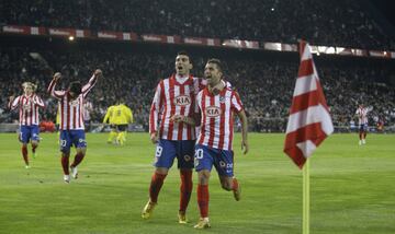 El jugador del Atl¨¦tico de Madrid Simao celebra con Reyes el 2-0 al Barcelona.
