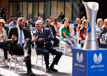 MADRID, 27/09/2022.- El presidente de la Federación de Baloncesto, Jorge Garbajosa (i), conversa con el Consejero delegado de Endesa, Jose Bogas, este martes durante la Presentación de la Liga Endesa de Baloncesto Femenino en Madrid. EFE/Sergio Pérez
