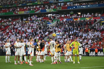 Los jugadores de la selección alemana abatidos tras ser eliminados de la Eurocopa.