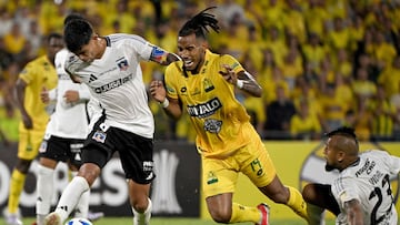 Colo-Colo's midfielder #08 Esteban Pavez (L), midfielder #23 Arturo Vidal and Bucaramanga's defender #19 Aldair Gutierrez fight for the ball during the Copa Libertadores group stage first round football match between Colombia's Atletico Bucaramanga and Chile's Colo Colo at the Americo Montanini stadium in Bucaramanga, Colombia, on April 1, 2025. (Photo by Luis ACOSTA / AFP)