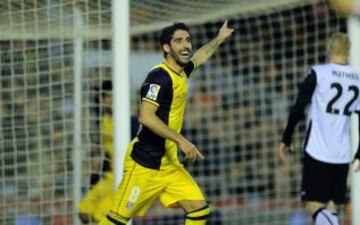 Raúl García celebra el gol que adelanta a su equipo. 0-1.