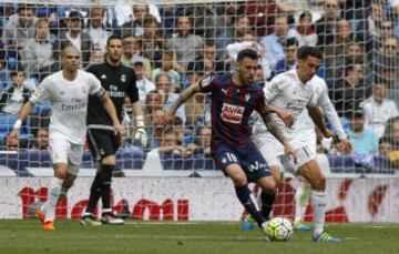 Lucas Vázquez intenta robarle el balón a Borja Bastón.