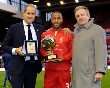 El extremo izquierdo inglés ganó el Golden Boy 2014 en las filas del Liverpool. Tiene dos Premier League, cuatro Copas de la Liga inglesa y una FA Cup, entre otros títulos. 