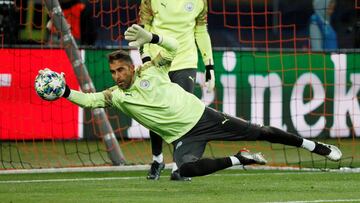 Claudio Bravo, junto a Ederson. 