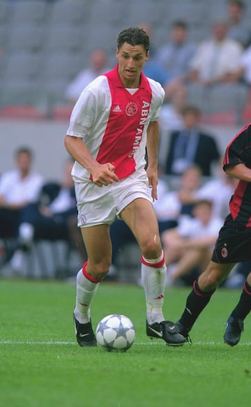 Zlatan dio el salto de Suecia a la liga holandesa en julio de 2001, cuando firmó con el Ajax de Holanda. Ibra jugó 110 encuentros con el club de la Eredivisie, anotó 48 goles y asistió en 15 ocasiones.