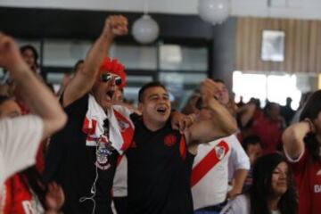 DEPORTES
LOS HINCHAS DE RIVER VIENDO EL PÁRTIDO EN BAR DEL ESTADIO.
FOTO ORTIZ GUSTAVO 16-12-15