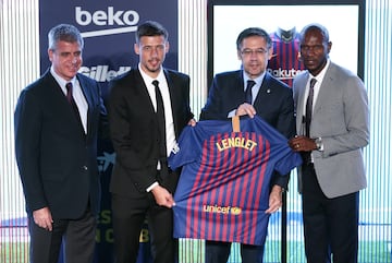 El 12 de julio de 2018, el Barcelona comunic¨® que hab¨ªa abonado su cl¨¢usula de rescisi¨®n de 35.900.000 euros, pasando as¨ª a formar parte del equipo azulgrana. Lleg¨® para pelearle el sitio al otro central zurdo, Samuel Umtiti. El rendimiento de Lenglet fue de m¨¢s a menos en sus a?os en el Barcelona, jug¨® 4 a?os en el conjunto cul¨¦ y despu¨¦s fue tres a?os cedido (Tottenham, Aston Villa y Atl¨¦tico de Madrid). En junio de 2025 rescindi¨® su contrato con el Barcelona y firm¨® libre por el Atl¨¦tico de Madrid.