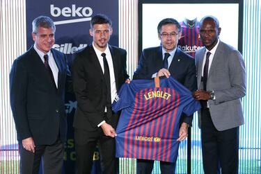 El 12 de julio de 2018, el Barcelona comunicó que había abonado su cláusula de rescisión de 35.900.000 euros, pasando así a formar parte del equipo azulgrana. Llegó para pelearle el sitio al otro central zurdo, Samuel Umtiti. El rendimiento de Lenglet fue de más a menos en sus años en el Barcelona, jugó 4 años en el conjunto culé y después fue tres años cedido (Tottenham, Aston Villa y Atlético de Madrid). En junio de 2025 rescindió su contrato con el Barcelona y firmó libre por el Atlético de Madrid.