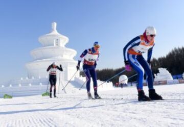 Los participantes de la primera prueba del año de la Ski Classics pasan junto a la réplica en hielo del Templo del cielo en Changchun, China.