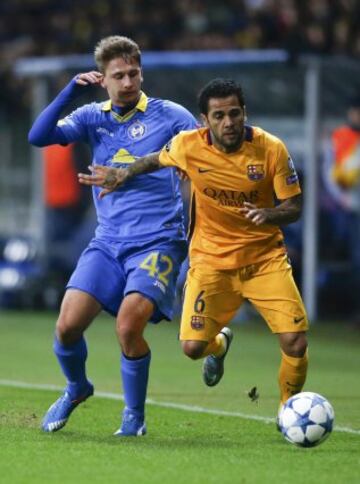 Dani Alves con Maksim Volodko.