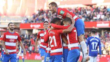 GRAF5099 GRANADA, 07/12/2019.-Los jugadores del Granada celebran el primer gol de su equipo que marcó Carlos Fernández durante el partido correspondiente a la decimosexta jornada de LaLiga Santander, que el Granada y el Alavés disputa