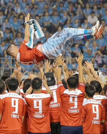 El jugador del Sagan Tosu Fernando Torres es manteado por sus compañeros de equipo. 