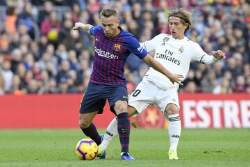 Barcelona's Brazilian midfielder Arthur (L) vies with Real Madrid's Croatian midfielder Luka Modric during the Spanish league football match between FC Barcelona and Real Madrid CF at the Camp Nou stadium in Barcelona on October 28, 2018.