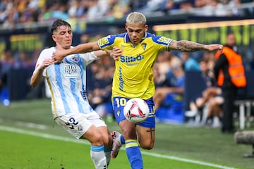 Brian Ocampo junto a Gabilondo, lateral del Málaga.