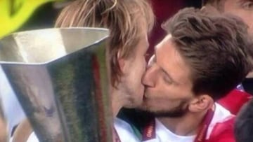 El beso entre Rakitic y Carri&ccedil;o en 2014.