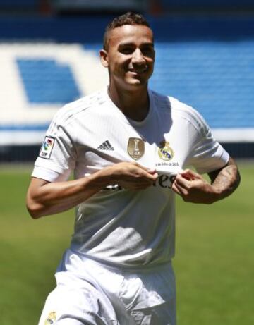 El lateral derecho brasileño Danilo Luiz Da Silva durante su presentación hoy como nuevo jugador del Real Madrid, en el estadio Santiago Bernabeu. 