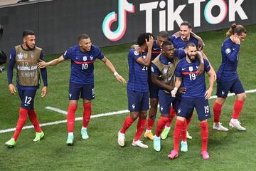 1-1. Karim Benzema celebra el primer gol.