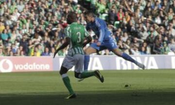Gol 0-1 de Cristiano Ronaldo, primero para el conjunto blanco, durante el partido de la vigésima jornada de Liga de Primera División disputado en el estadio Benito Villamarín de Sevilla.