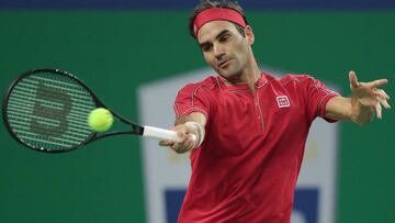 Roger Federer devuelve una bola ante Alexander Zverev durante su partido de cuartos de final del Masters 1.000 de Shangh&aacute;i.