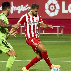 El Girona gana al Almería y sueña con el ascenso directo
