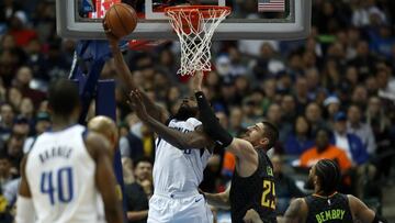 DALLAS, TEXAS - DECEMBER 12: DeAndre Jordan #6 of the Dallas Mavericks takes a shot against Alex Len #25 of the Atlanta Hawks in the first half at American Airlines Center on December 12, 2018 in Dallas, Texas. NOTE TO USER: User expressly acknowledges and agrees that, by downloading and or using this photograph, User is consenting to the terms and conditions of the Getty Images License Agreement. Ronald Martinez/Getty Images/AFP
== FOR NEWSPAPERS, INTERNET, TELCOS & TELEVISION USE ONLY ==