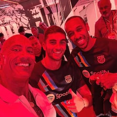 Dwayne Johnson, un aficionado más del Barcelona: “Qué bueno ver a mis hermanos”