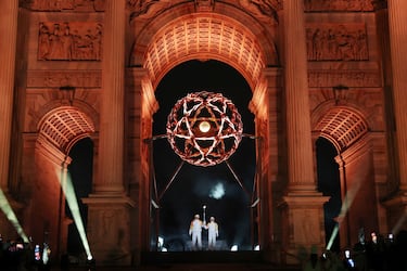 Los portadores de la antorcha, Deborah Compagnoni y Alberto Tomba, encienden el pebetero olímpico en la ceremonia inaugural de los Juegos Olímpicos de Invierno.