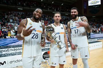 Los jugadores del Real Madrid, Guerschon Yabusele, Facu Campazzo y Vincent Poirier posan con la Supercopa.