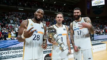 Los jugadores del Real Madrid, Guerschon Yabusele, Facu Campazzo y Vincent Poirier posan con la Supercopa. 
 