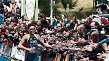 <b>Gran espectáculo en Madrid</b> Noya saluda al numeroso público al llegar a la meta. Antes se habían disputado los sectores de natación y de ciclismo, muy duro.