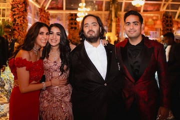 Akash Ambani y Anant Ambani, hijos de Mukesh Ambani, presidente de Reliance Industries, posan con Shloka Mehta Ambani, esposa de Akash, y Radhika Merchant, hija del industrial Viren Merchant, durante las celebraciones previas a la boda. 