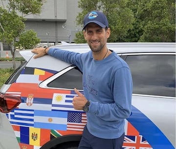 Según el medio, la colección de automóviles del serbio es ligeramente inferior a la de su eterno rival. Como Nadal, Djokovic también ha sido imagen de una marca de coches, en su caso Peugeot, pero todo se fue al traste hace unos meses por su postura contra la vacuna contra el COVID-19.
Novak cuenta con un Audi R8, un Aston Martin DB9, un Mercedes S500 y un Bentley Continental GT, además de un discreto Fiat 500.