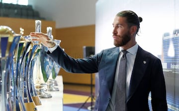 Sergio Ramos observa todos los trofeos que ha conseguido durante sus 16 años como madridista. 