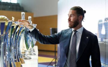 Sergio Ramos observa todos los trofeos que ha conseguido durante sus 16 a?os como madridista.