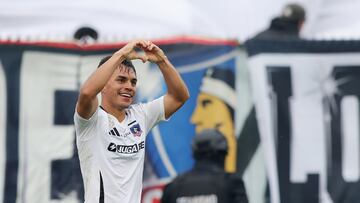 Futbol, Colo Colo vs Universidad de Chile.
Fecha 22, Liga de Primera 2025.
El jugador de Colo Colo Vicente Pizarro, centro, celebra tras marcar un gol contra Universidad de Chile durante un partido de la Liga de Primera disputado en el estadio Monumental de Santiago, Chile.
31/08/2025
Felipe Zanca/Photosport
Football, Colo Colo vs Universidad de Chile.
22nd turn, First division league.
Colo Colo player Vicente Pizarro, center, celebrates after scoring against Universidad de Chile during a first division match at the Monumental stadium in Santiago, Chile.
31/08/2025
Felipe Zanca/Photosport