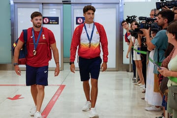 Los piragüistas Joan Antoni Moreno y Diego Domínguez cuelgan su medalla tras aterrizar en Barajas.