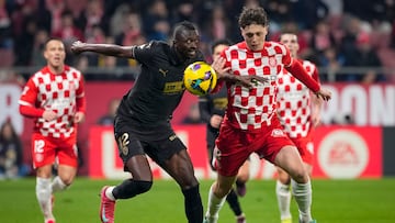 Girona, 15/03/2025. El delantero nigeriano del Valencia Umar Sadiq (i) pelea un balón con el defensa checo del Girona Ladislav Krejci durante el encuentro correspondiente a la jornada 28 de Laliga EA Sports que disputan hoy sábado Girona y Valencia en el estadio Montilivi de la capital gerundense. EFE/David Borrat.