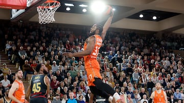 Semi Ojeleye, ala-pívot del Valencia, realiza un mate ante el Mónaco.