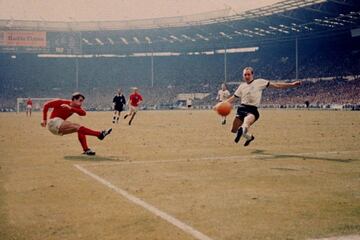 Hurst es el autor del gol más polémico de la historia, el gol fantasma. Campeón del mundo en Inglaterra 66 y miembro del equipo inglés en México 70. 