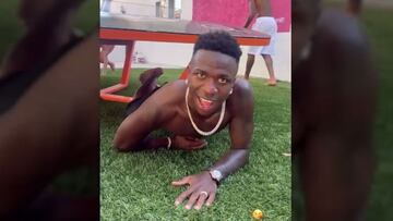 Vini Jr se arrastra por debajo de una mesa de futpong tras perder un punto contra Leticia Bufoni y Eder Militao, en Los Ángeles (California, Estados Unidos), el 24 de julio del 2022.