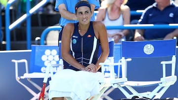 M&oacute;nica Puig descansa en el banquillo durante su partido ante Caroline Garcia en el Connecticut Open en el Connecticut Tennis Center de Yale en New Haven, Connecticut.