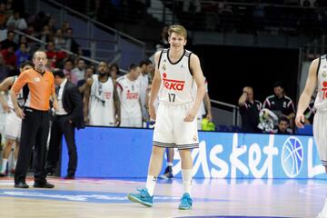 La carrera de Doncic viaja a toda pastilla, pero antes de acelerar tuvo que arrancar. Y uno de esos inicios fundamentales llegó con su debut en el primer equipo del Madrid. El 30 de abril de 2015 se estrenaba con 16 años, 2 meses y 2 días frente al Unicaja, el más joven en la historia del club. Pablo Laso había sido expulsado y Chus Mateo le daba la alternativa: el primer balón que recibió lo transformó en un triple con sonrisa. El 17 de mayo, horas antes de la Novena, ganaba la Euroliga júnior y luego entraba en el playoff por Campazzo. “Lo veo siempre cómodo, es un chico especial”, resumía Laso. Después del verano, ya como integrante pleno del primer equipo, celebraba la Intercontinental en Brasil.