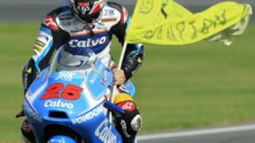 El piloto espa&ntilde;ol Maverick Vi&ntilde;ales pasea una bandera tras proclamarse campe&oacute;n del mundo de Moto 3 del Gran Premio de la Comunidad Valenciana.