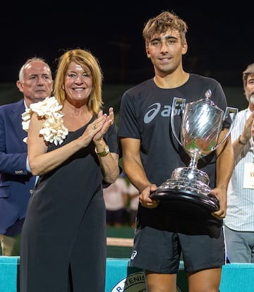 Dani Mérida recibe el trofeo de campeón de la Copa del Rey