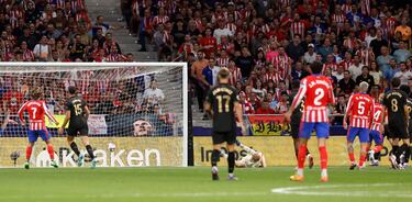 Antoine Griezmann asiste desde la izquierda a Rodrigo de Paul, que se inventa un pase por debajo de las piernas de Cristhian Mosquera para dejar solo al jugador inglés y batir por abajo, raso,  al palo corto de Giorgi Mamadarshvili.